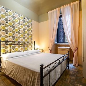 Habitación Pequeña con Cama King